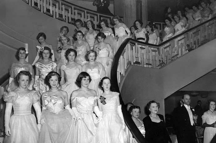 19th May 1950: The massed ranks of debutantes at the Queen Charlotte's Ball at Grosvenor House descend into the ballroom. (Photo by Keystone/Getty Images)