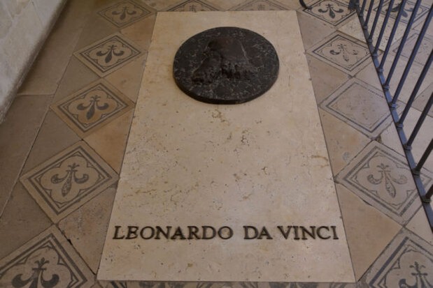 A tomb bearing Leonardo da Vinci's epitaph