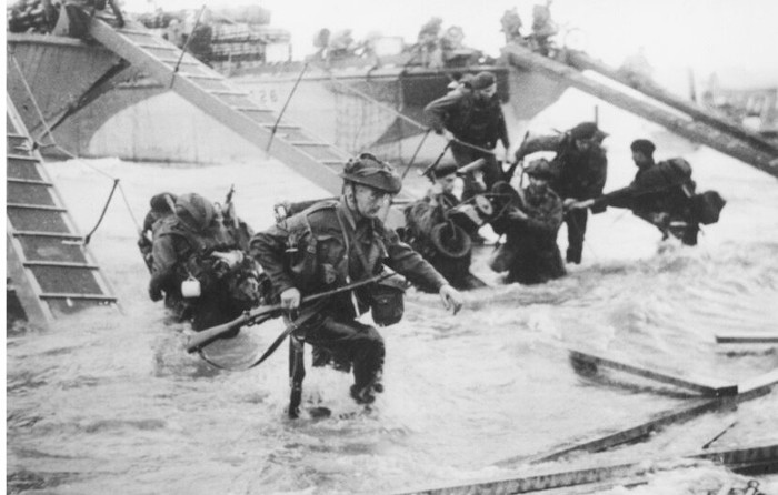 Troops from the 48th Royal Marines at Saint-Aubin-sur-mer on Juno Beach, Normandy, France, during the D-Day landings, 6th June 1944. (Photo by Hulton Archive/Getty Images)