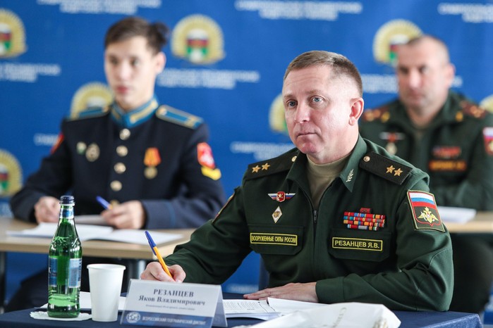 2H699MF STAVROPOL, RUSSIA - NOVEMBER 14, 2021. Lt Gen Yakov Rezantsev, Commander of Russia's Southern Military District 49th Combined Arms Army (R front), takes an annual international Russian geography test, Geographical Dictation, at the Stavropol Presidential Cadet School. Geographical Dictation has been held annually since 2015 by the Russian Geographical Society to promote the knowlegde of geography and interest in the geography of Russia. Dmitry Akhmadullin/TASS